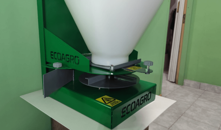 Vista Lateral Sembradora Esparcidora ECOAgro ALFA85 12 vol